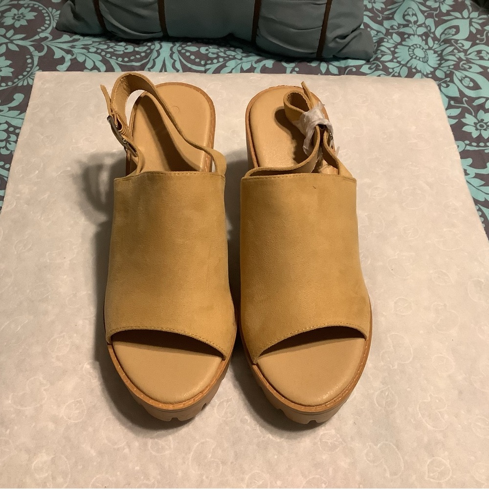 Tan chunky sandals NWOT